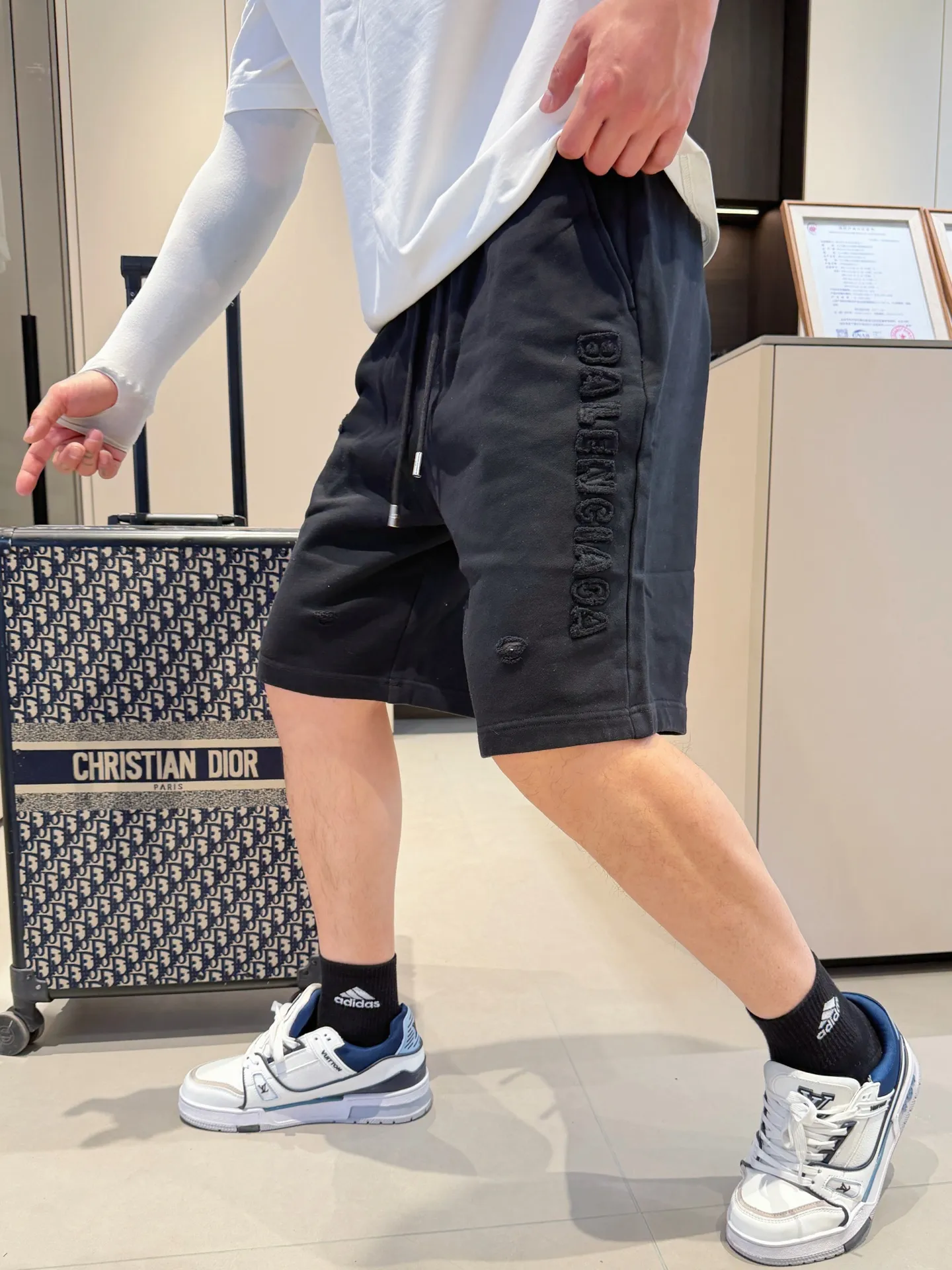 Balenciaga's three-standard complete 2026 summer New Arrival men's casual shorts, advanced custom-made Breathable fabric, Breathable fabric, extremely stretchy and comfortable, impeccable details, top-grade accessories, original logo design concept, delicate and soft feel! The upper body fit is awesome! Size: M-XXXL Please state your height and weight when ordering